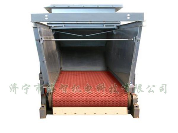 防腐蝕帶式（甲帶）給料機采用了防打滑膠帶，防止在物料輸送過程中造成撒料后果